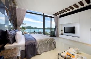 a bedroom with a bed and a view of the ocean at Lakeview Homestay in Yuchi
