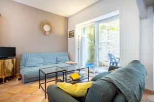 a living room with a couch and a table at Maison de pêcheur au Rosmeur in Douarnenez