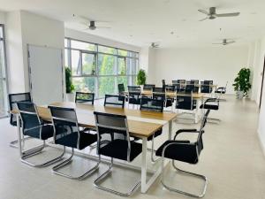 a conference room with wooden tables and chairs at HongHome Happy One Central in Ga Phú Văn +102 photos