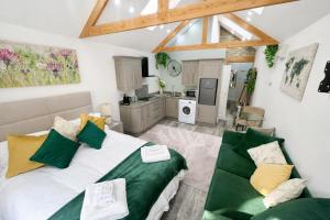 two beds in a living room with a kitchen at The Garden Hideaway Central Corbridge in Corbridge