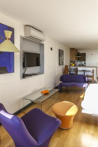 een woonkamer met paarse stoelen en een tafel bij Cité Radieuse - Le Corbusier in Marseille