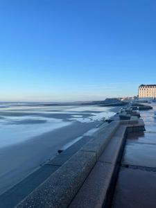 a view of the shoreline of a beach at L'Opale in Wimereux