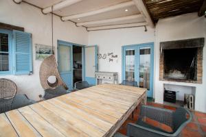 a dining room with a wooden table and chairs at Lekkerlag in Paternoster