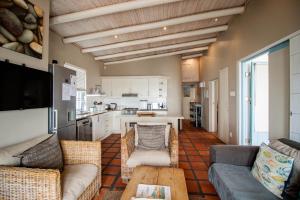 a living room with two couches and a kitchen at Lekkerlag in Paternoster