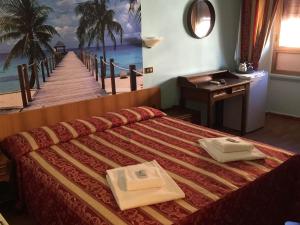 sypialnia z łóżkiem i drewnianym molo w obiekcie Hotel Gabriele w Rzymie