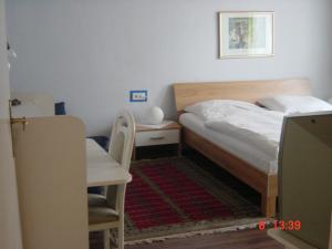 Giường trong phòng chung tại Hotel Schmidt