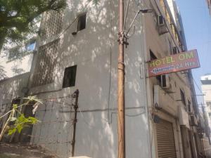 a street sign on a pole in front of a building at HOTEL OM VADODARa in Vadodara