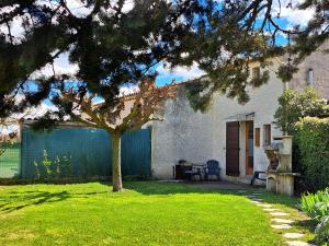 a tree in the yard of a house at L'oustalet du Luberon in Cadenet