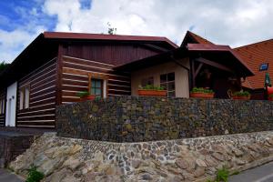 Gedung tempat guest house berlokasi