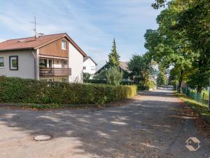 una calle residencial con una casa y una valla en Ferienwohnung Monika Knopf, en Schömberg