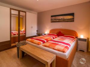 ein Schlafzimmer mit einem großen Bett und einem Tisch in der Unterkunft Ferienwohnung Monika Knopf in Schömberg