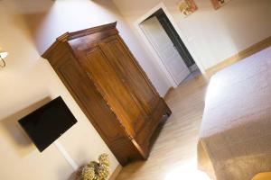 una camera da letto con un grande armadio di legno accanto al letto di Tenuta degli Angeli Rossi ad Asti