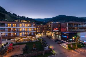 widok miasta nocą z lotu ptaka w obiekcie AlpenParks Hotel & Apartment Central Zell am See w mieście Zell am See +37 zdjęć