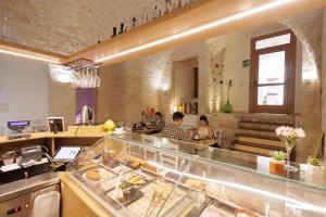 a restaurant with two people sitting at a counter at Accogliente Dimora in Putignano