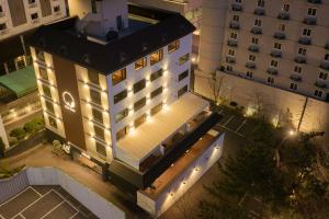 an overhead view of a building with lights on at Mandeok Denbasta Ryokan in Busan