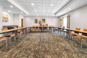 a large conference room with tables and chairs at Hampton Inn Marion in Marion +26 photos
