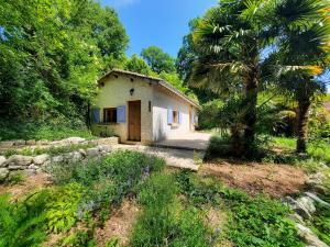 a small house in the middle of a forest at Domaine La Salamandre - Piscine & Forêt privée, Vue sur Vallée in Lauzerte