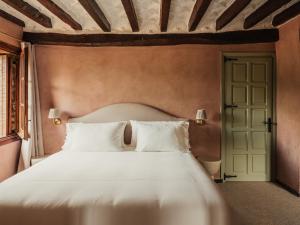 ein Schlafzimmer mit einem großen Bett mit weißer Bettwäsche in der Unterkunft Off Grid Girona in Beuda
