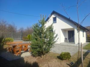 a house with a christmas tree and a picnic table at Domek na Podgrabiu in Łącko