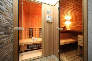 un sauna avec des murs en bois et une porte en verre dans l'établissement Apartment Bernik II, à Kranjska Gora
