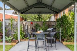 a patio with a table and chairs and a grill at Wallace Cottage in Mount Gambier