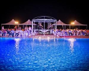 Bazén v ubytování Il Borgo Ariccia Resort nebo v jeho okolí