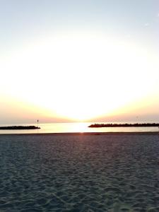 ポルト・ガリバルディにあるB&B Al Verde & Mareの夕日のビーチビュー