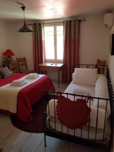 Postel nebo postele na pokoji v ubytování Hôtel Restaurant Le Provençal