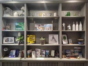 a book shelf filled with lots of books at Hôtel des Alpes in Annecy