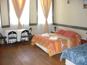 Postel nebo postele na pokoji v ubytování Hostal Residencia Blest Gana