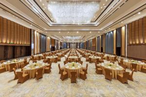 a large banquet hall with tables and chairs at Shangri-La Songbei, Harbin in Harbin +108 photos