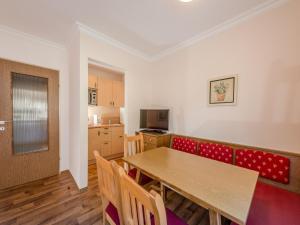 Televízia a/alebo spoločenská miestnosť v ubytovaní Appartement Resort Hanneshof