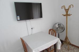 A television and/or entertainment centre at Hostal Ruano