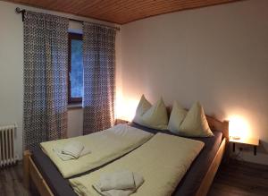 Łóżko lub łóżka w pokoju w obiekcie Pension & Apartments Waldkrieber