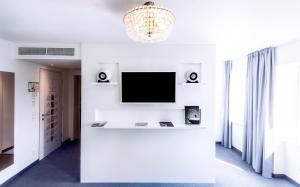 Televízia a/alebo spoločenská miestnosť v ubytovaní BoutiqueHOTEL Donauwalzer