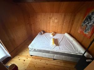 a room with a bed in a sauna at Haus Sommerfeld in Meißendorf