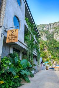 ein Gebäude mit einem Schild, auf dem „Gartenhotel“ steht in der Unterkunft Z Garden Hotel Managed by H Hospitality in El Nido
