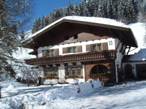 una casa cubierta de nieve delante en Haus Thurner, en Wagrain