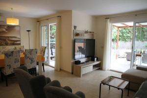 a living room with a couch and a television at Casa Jazmin in Cala Bona
