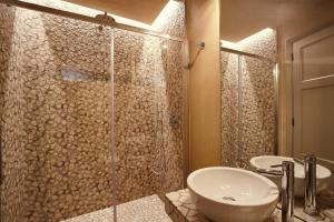 a bathroom with a shower with a sink and a toilet at B&B Il Vicoletto in Santarcangelo di Romagna