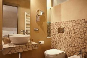 a bathroom with a sink and a toilet at B&B Il Vicoletto in Santarcangelo di Romagna