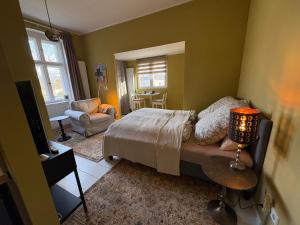 a bedroom with a bed and a chair and a desk at Gemütliches Studio am Stadtrand Haustierfreundlich in Berlin
