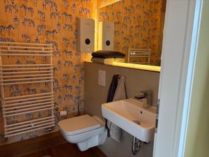 a bathroom with a sink and a toilet at Gemütliches Studio am Stadtrand Haustierfreundlich in Berlin +28 photos