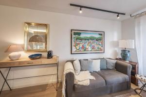 a living room with a couch and a mirror at The Miks Sur Mer 2 in Roses