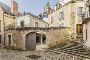 an alleyway in an old building with a door at Maison Joséphine avec garage privé in Blois +15 photos