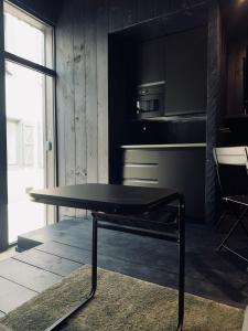 a black table in a room with a kitchen at Loft Cierp-Gaud in Cierp