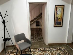 ein Flur mit einem Stuhl und einer Treppe in der Unterkunft Li Cafari in Aradeo