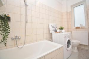 a bathroom with a tub and a toilet and a sink at Unterkunft für Facharbeiter in Forchheim in Forchheim