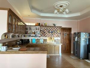 eine große Küche mit Kühlschrank in einem Zimmer in der Unterkunft Mateos Villa in Carmen