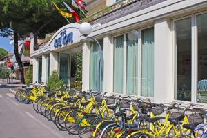 una fila de bicicletas estacionadas frente a un edificio en Hotel Royal, en Misano Adriatico